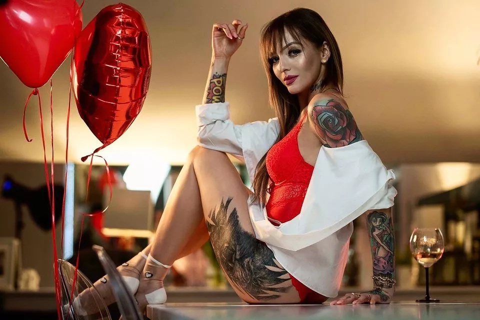 Czerwona bielizna podnosi temperaturę! Zmysłowa sesja najpiękniejszej gwiazdy disco polo!